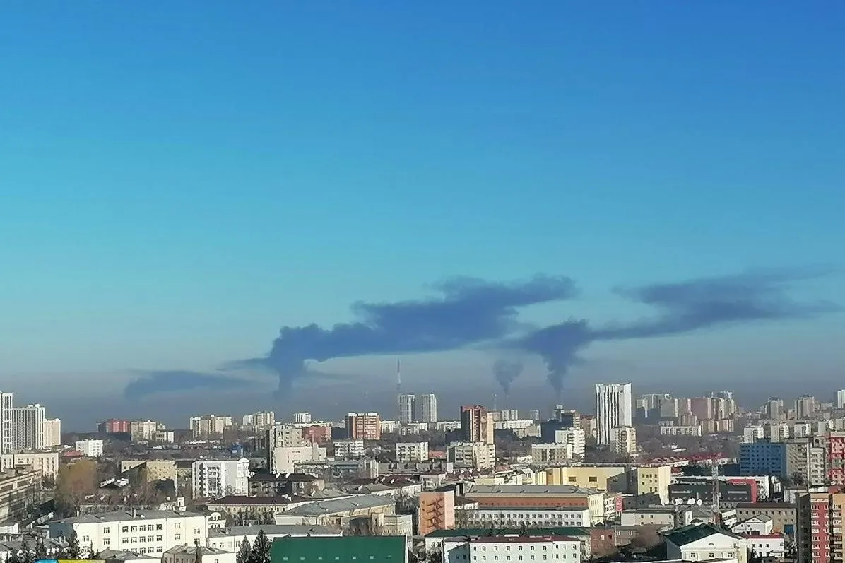 Пожар в северной промзоне Уфы стал следствием ночной атаки дронов; власти ввели временные ограничения на приём и отправку рейсов в местном аэропорту.